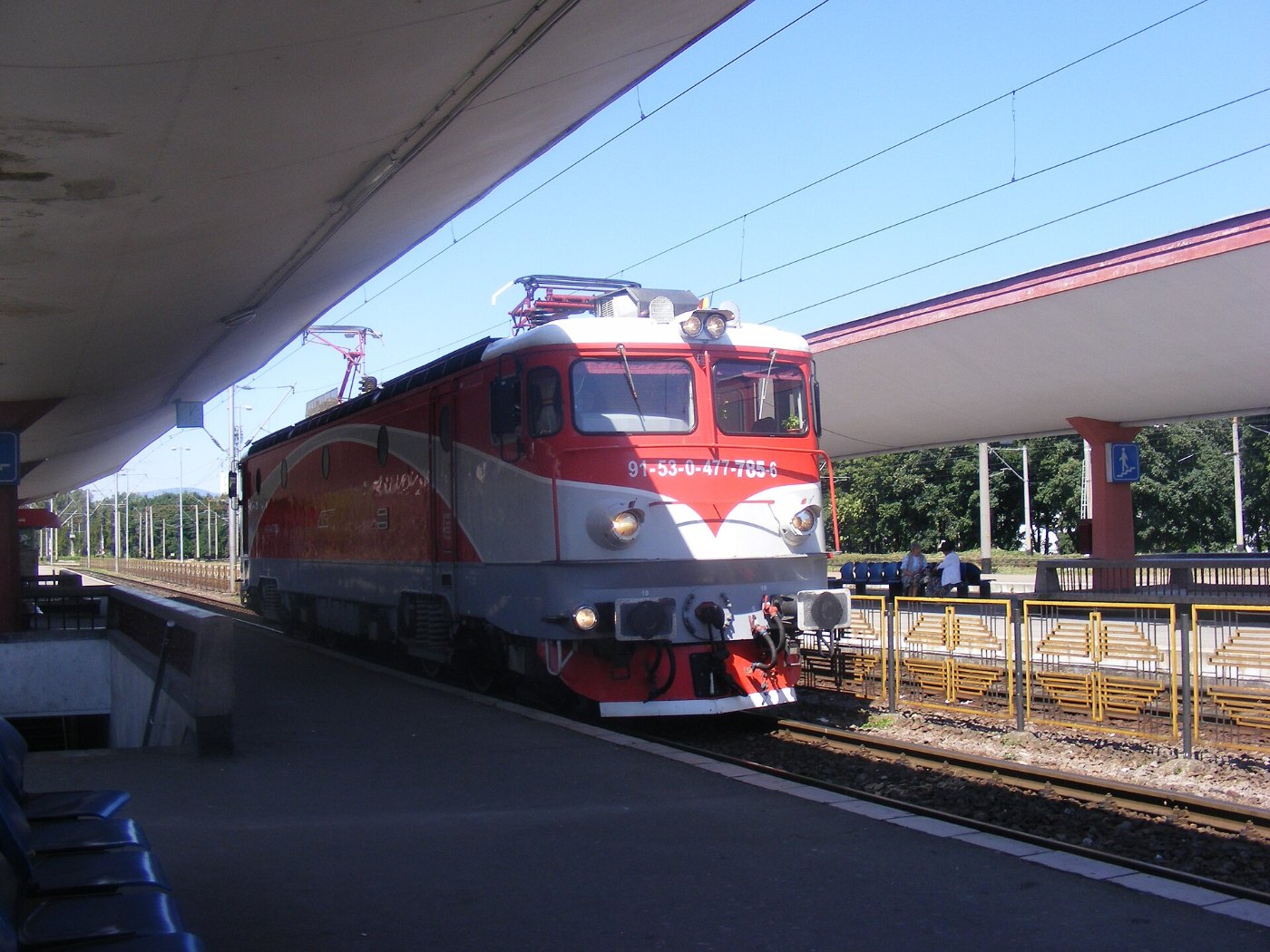CFR 477 785 at Brasov railway station