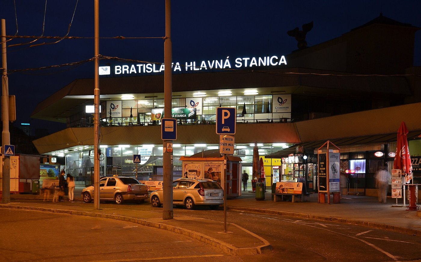 Bratislava hlavná stanica v noci