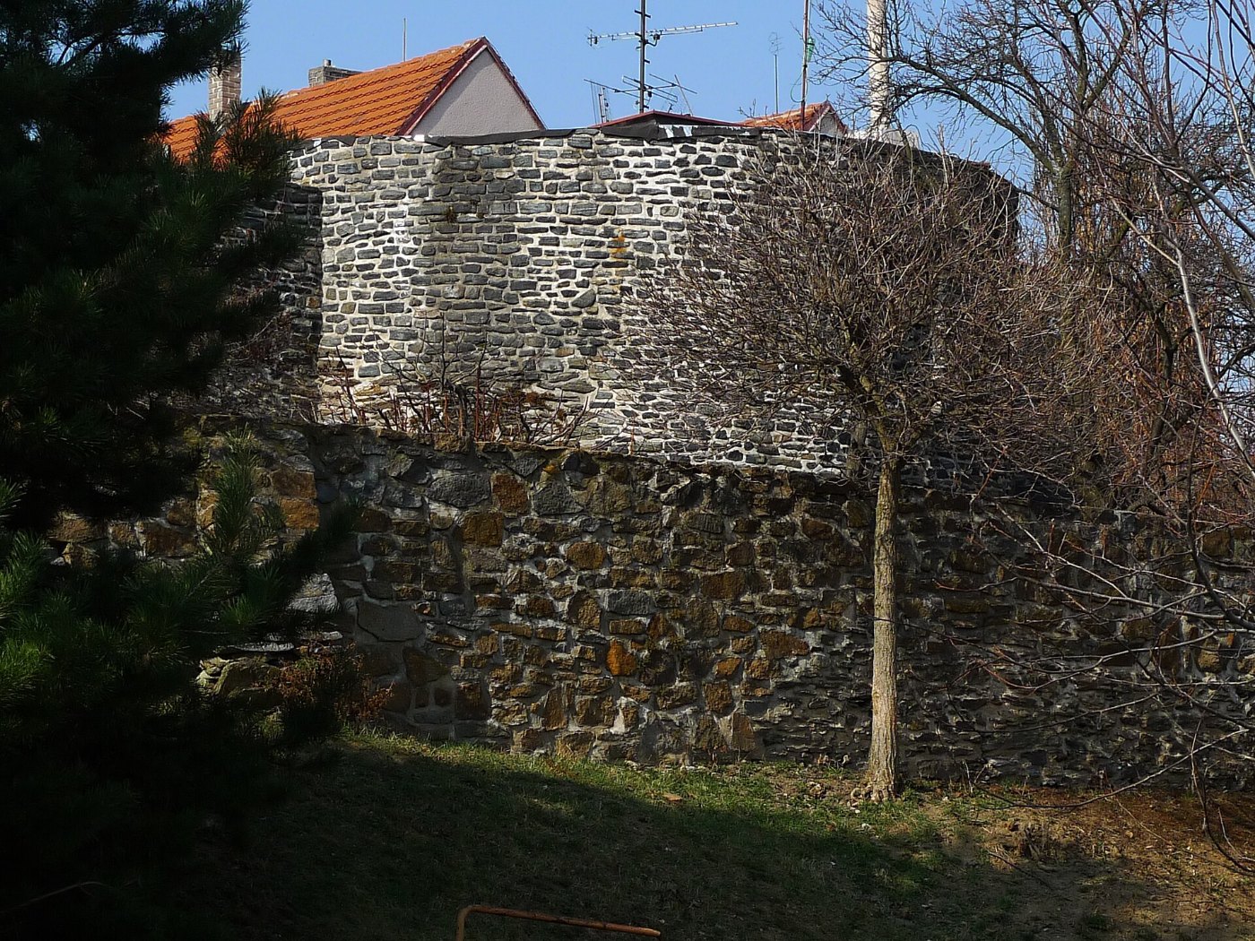 Čáslav, jižní hradby s věží