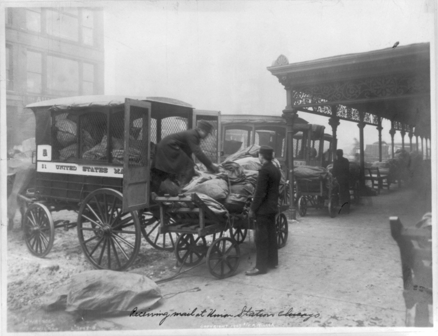 Receiving mail at Union Station, Chicago LCCN
