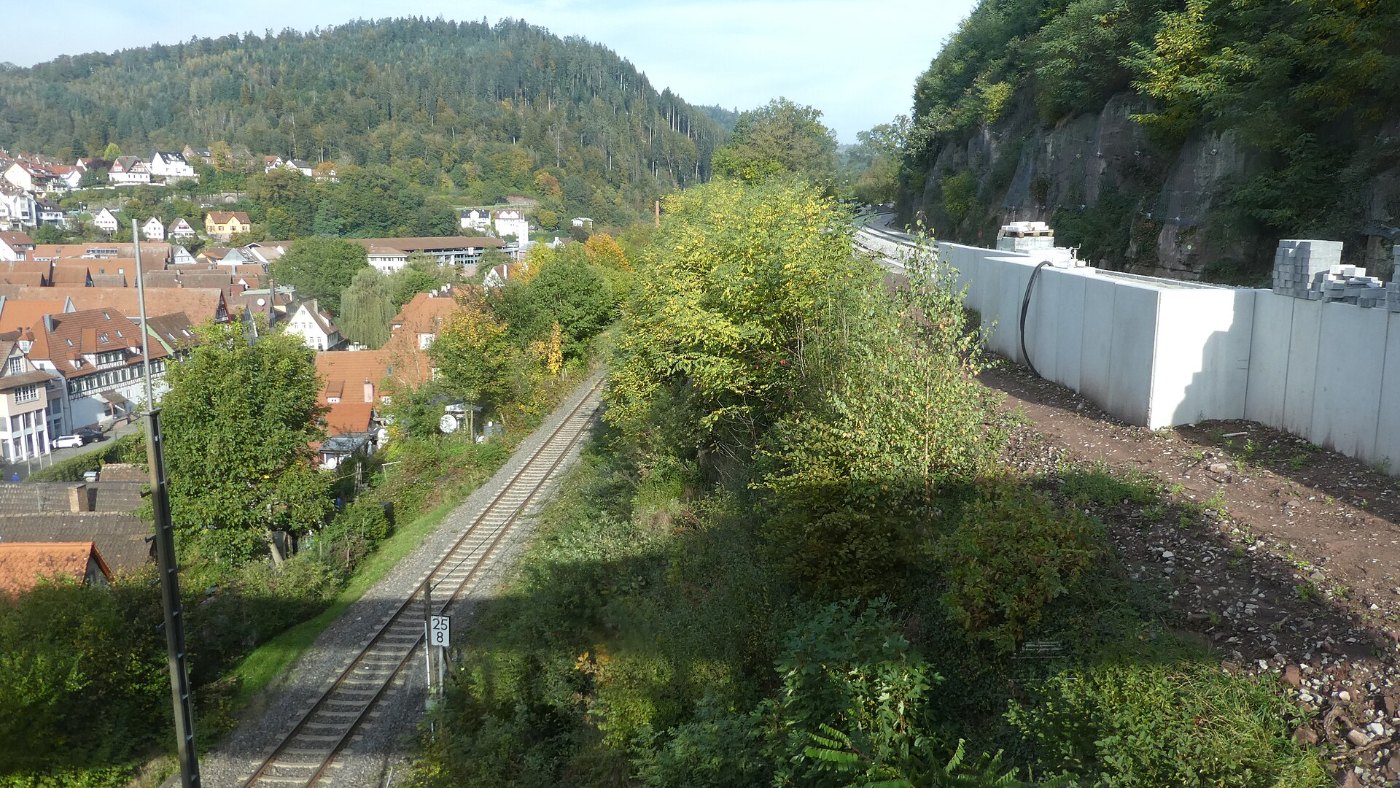 Haltepunkt Calw ZOB (unten) und Bahnhof Calw HHB (oben)