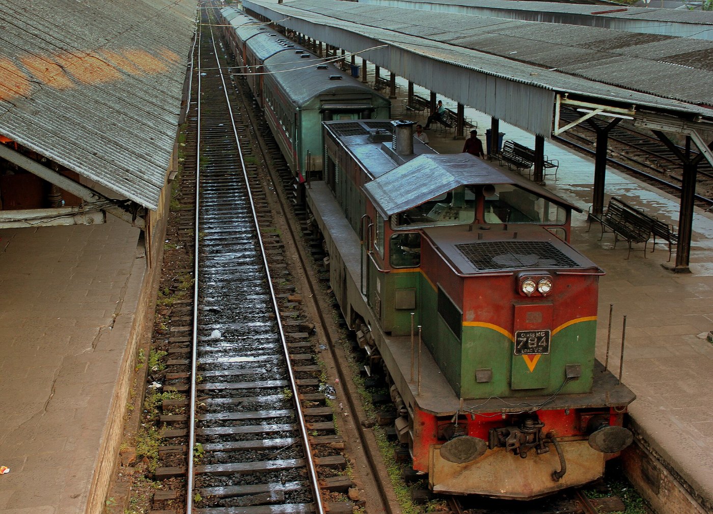 CLASS M6 LOCO HAULED TRAIN OF SRI LANKAN RAILWAYS AT FORT STATION COLOMB