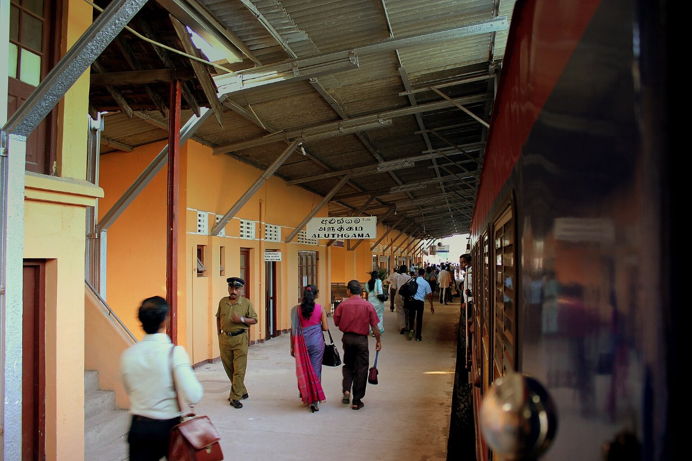SRI LANKAN RAILWAYS CLASS S11 TRAIN AT COLOMBO FORT STATION BOUND FOR GA