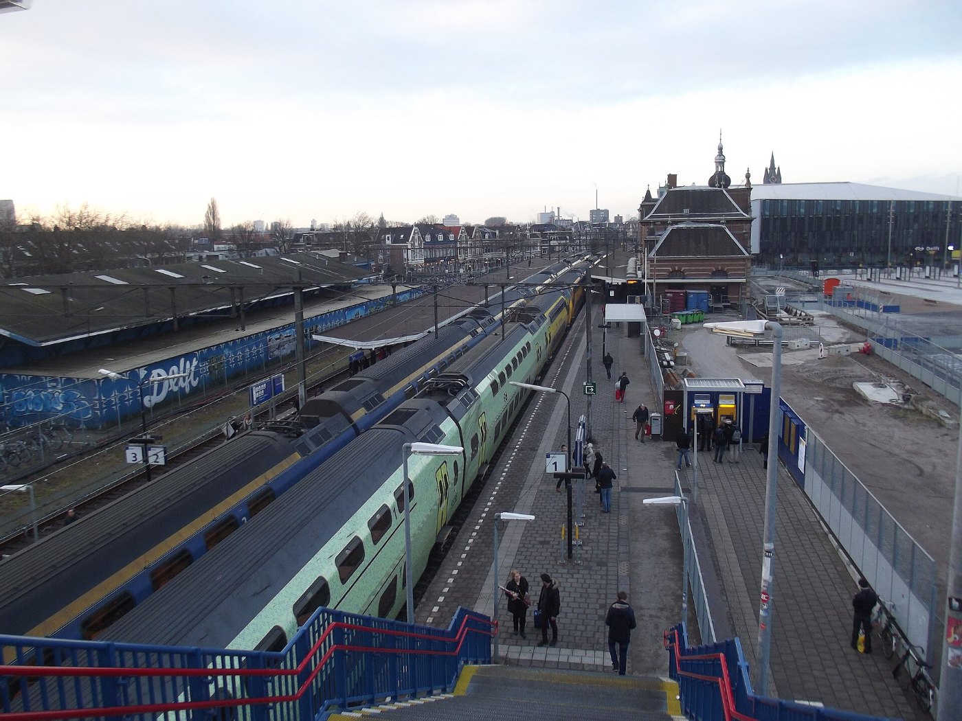 Delft station 2015 gezien van loopbrug