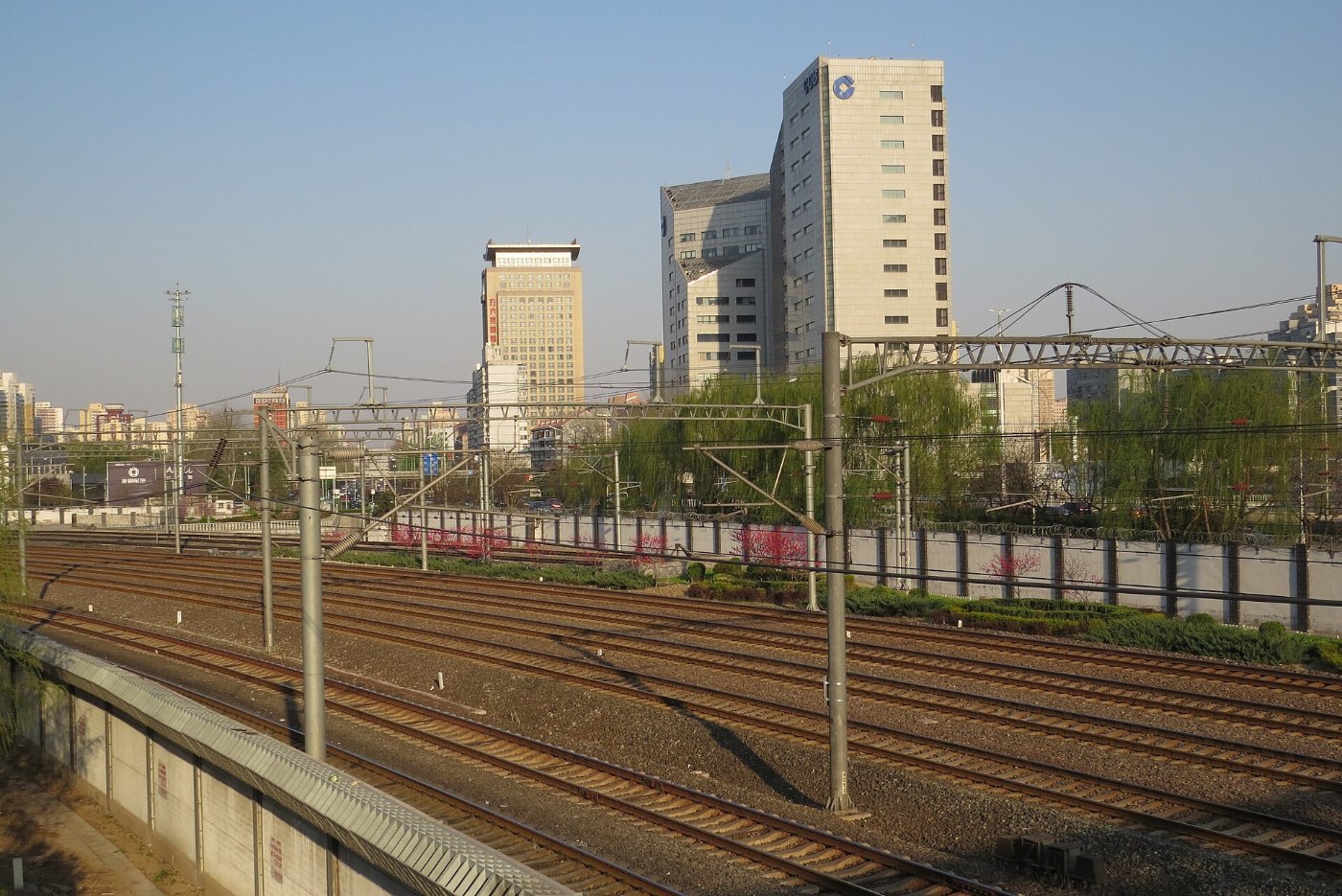 Hochgeschwindigkeitszug auf einer langen Brücke