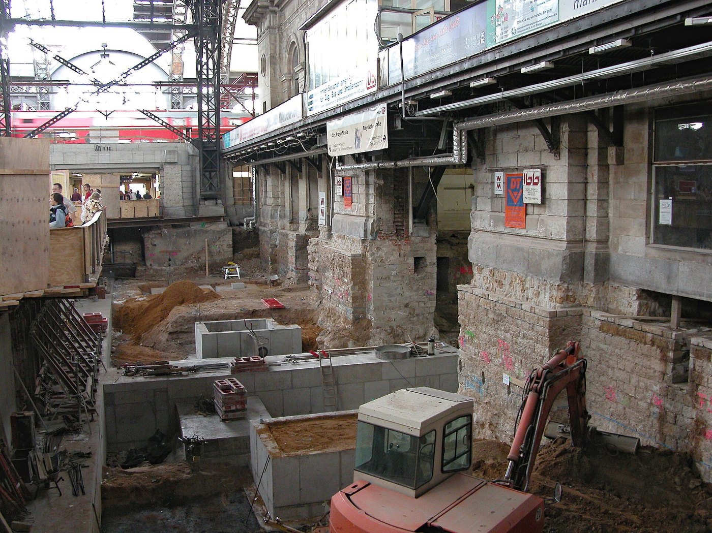 Umbau des Dresdner Hauptbahnhofs mit der neuen Dachmembran im Jahr 2004