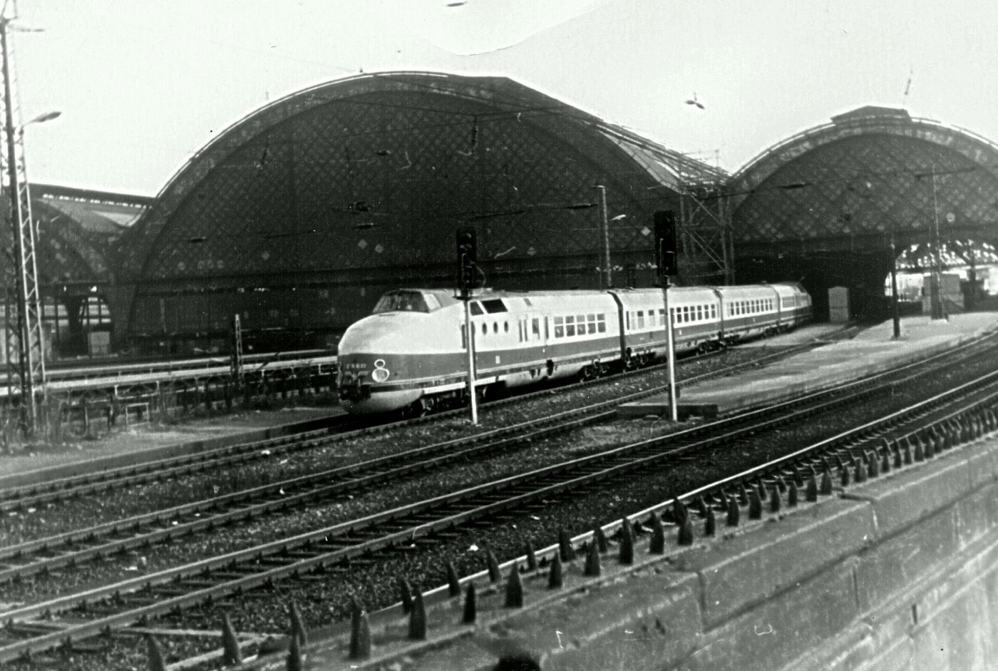 Der Triebwagen VT 18.16 im Dresdner Hauptbahnhof, aufgenommen 1967