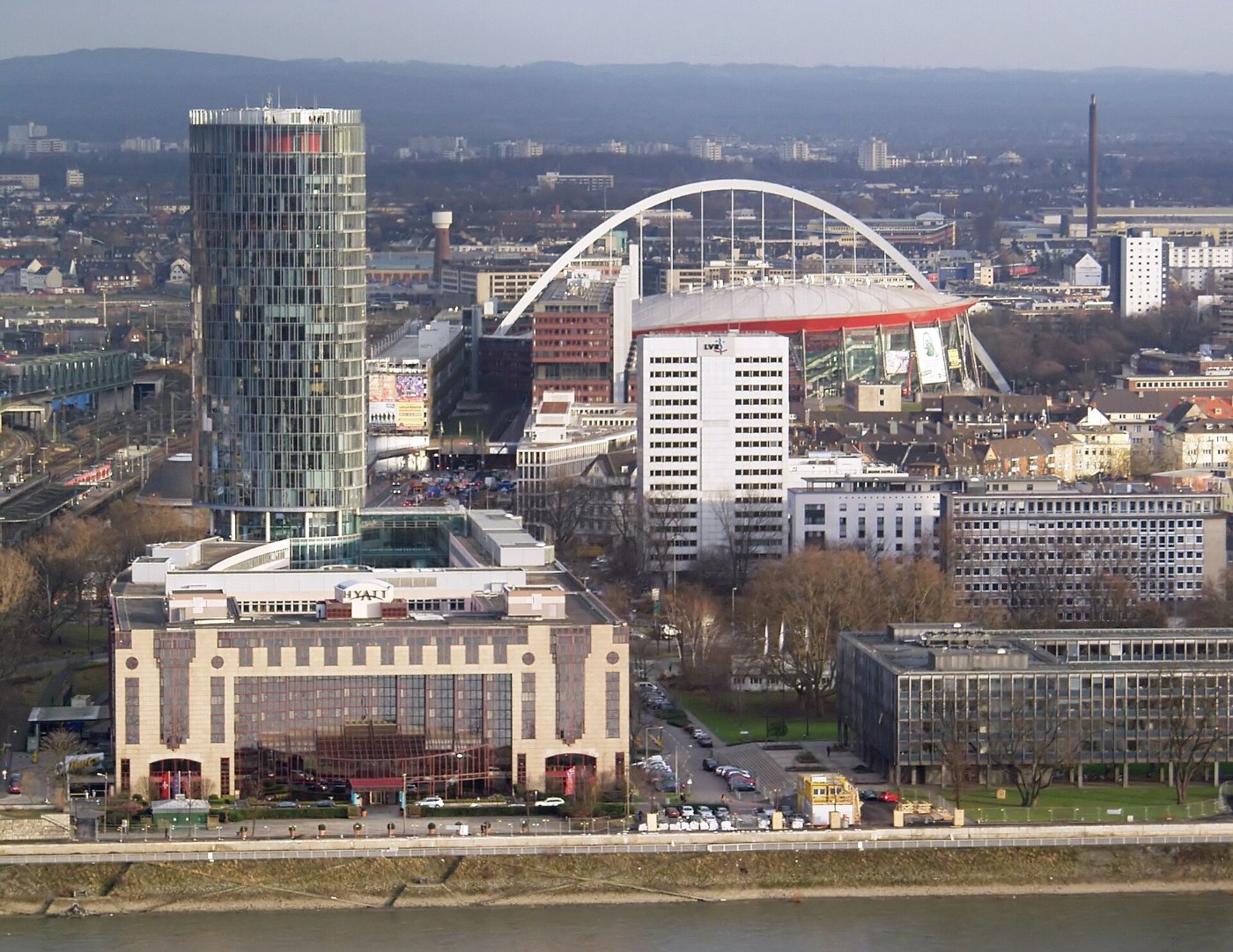 Die Deutzer Rheinseite mit Hyatt Regency, KölnTriangle und der LANXESS Arena