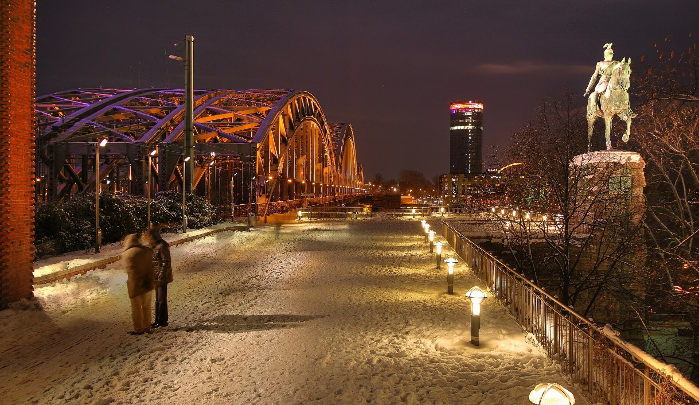 Der KölnTriangle und die Hohenzollernbrücke in einer Winternacht