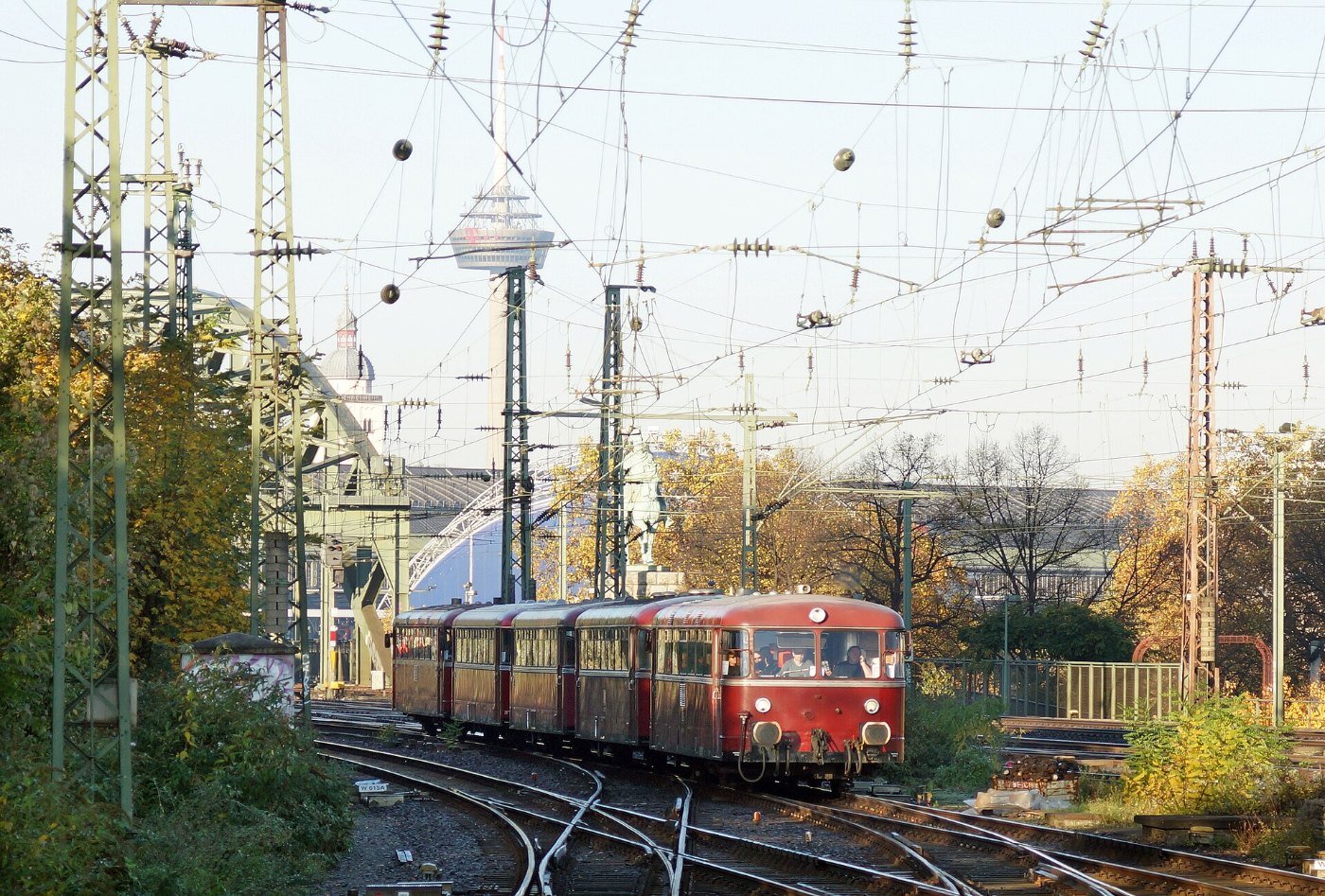 Ein historischer Schienenbus der Baureihe 798 in Köln-Deutz