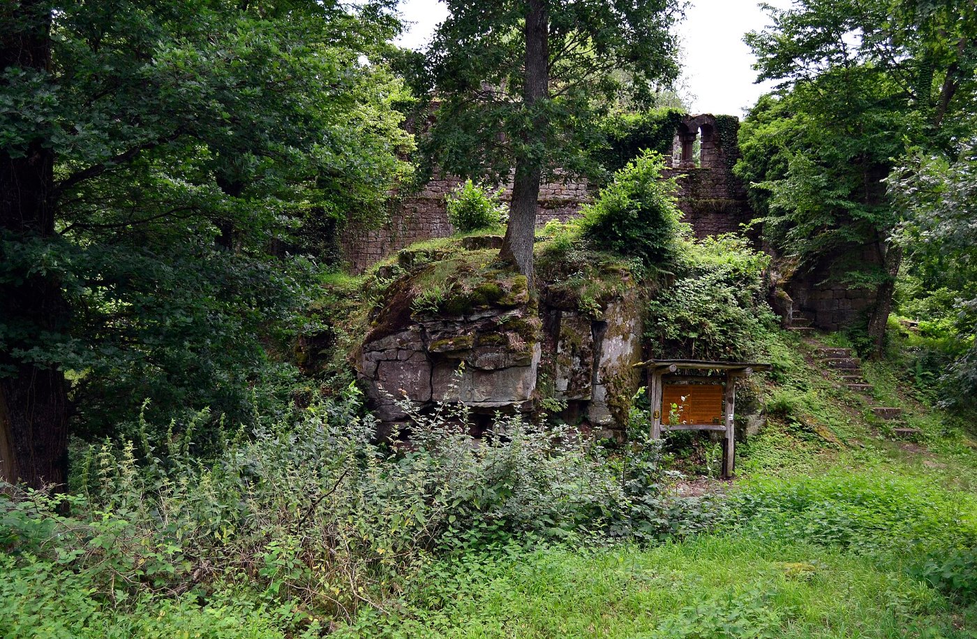 a Burg Eberbach Mittelburg