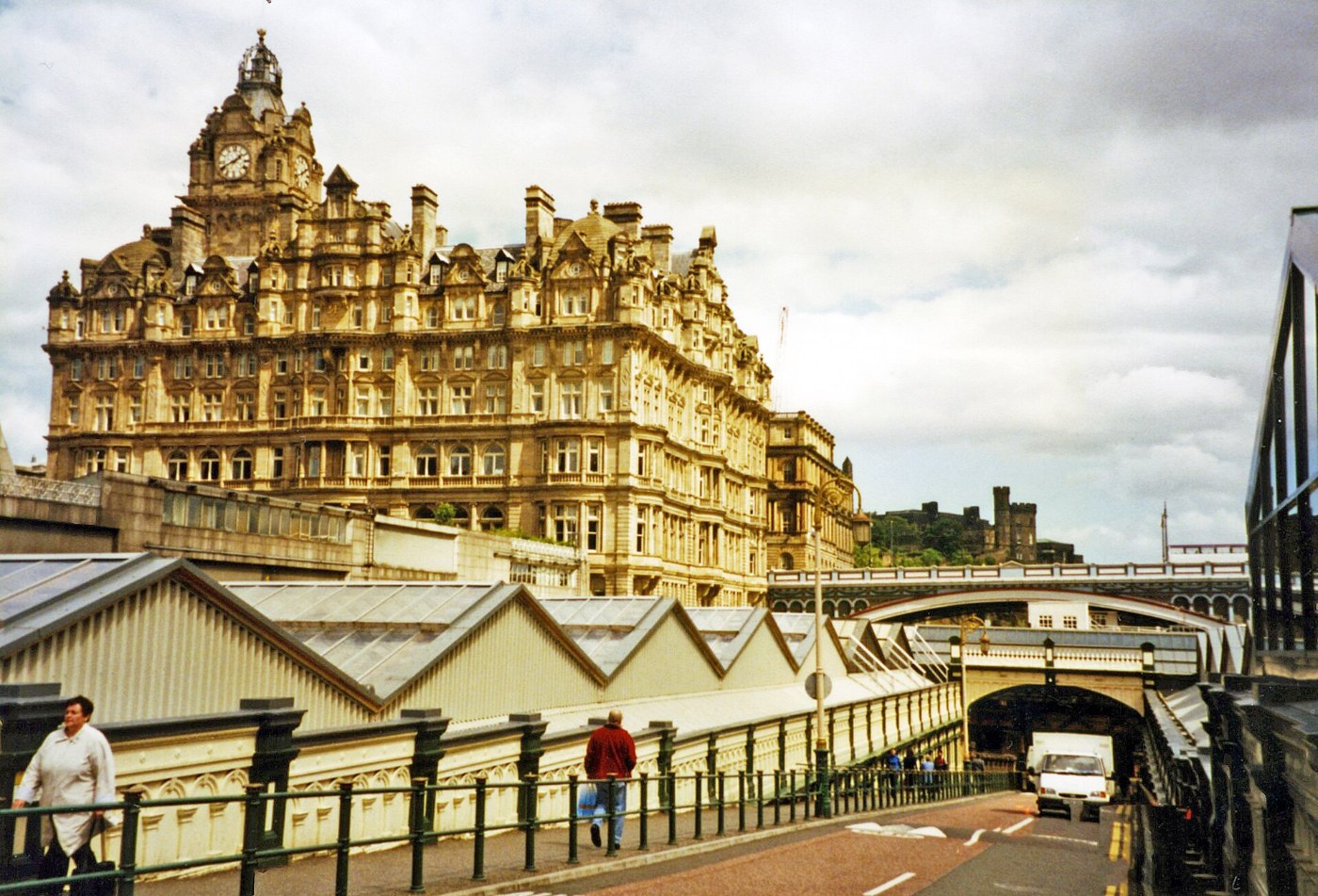 Edinburgh Waverley station, cab exit to Waverley Bridge geograph by Ben