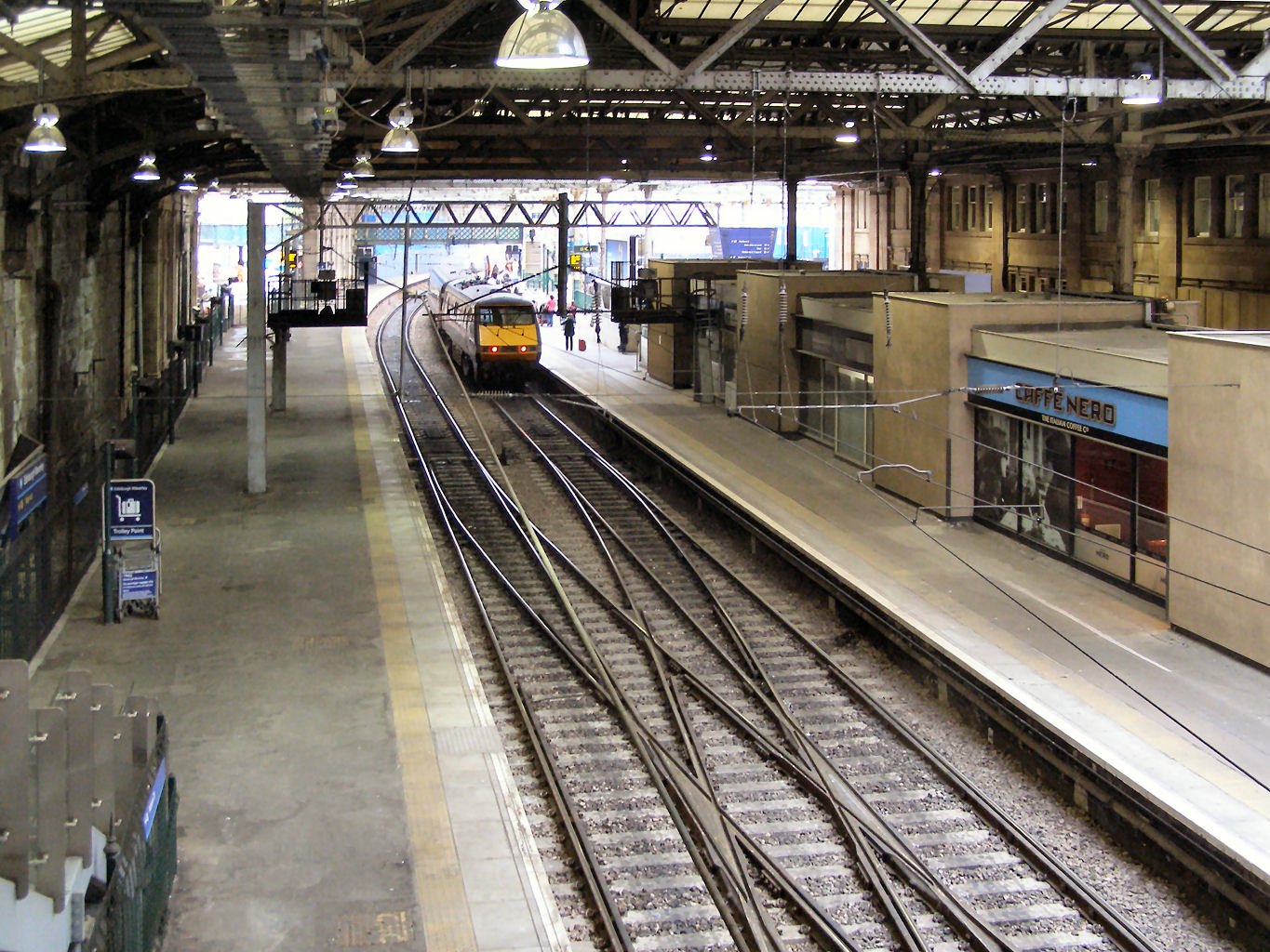 Edinburgh Waverley Station geograph.org.uk