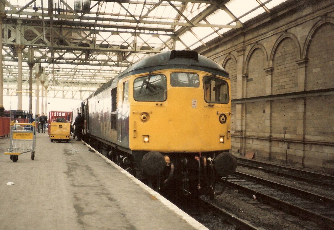 Edinburgh Waverley Station geograph.org.uk