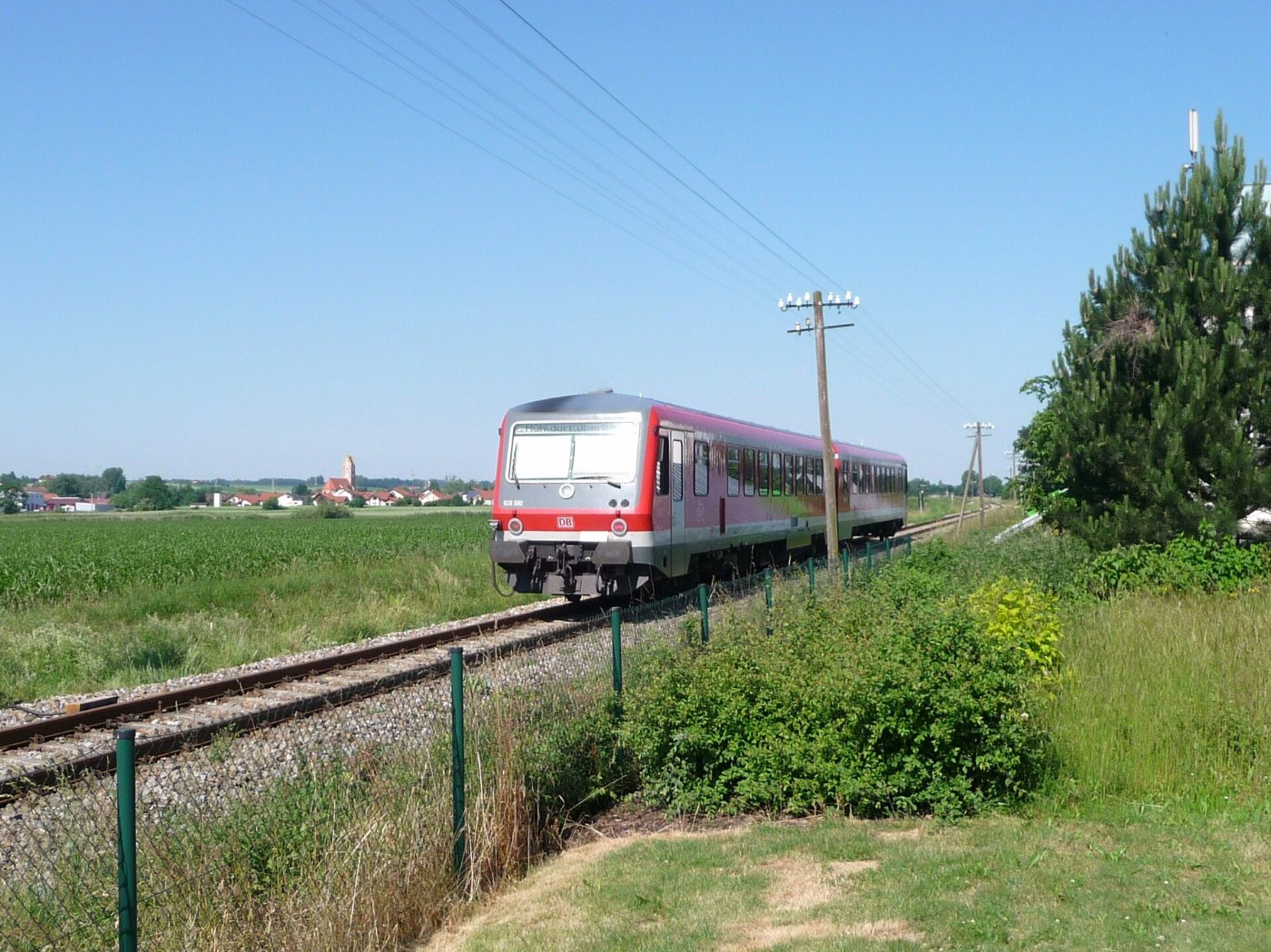 Die eingleisige Strecke der Rottalbahn im niederbayerischen Rottal