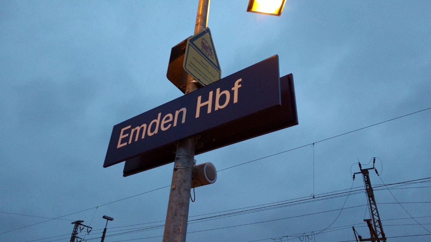 Bahnhofsschild Emden Hbf