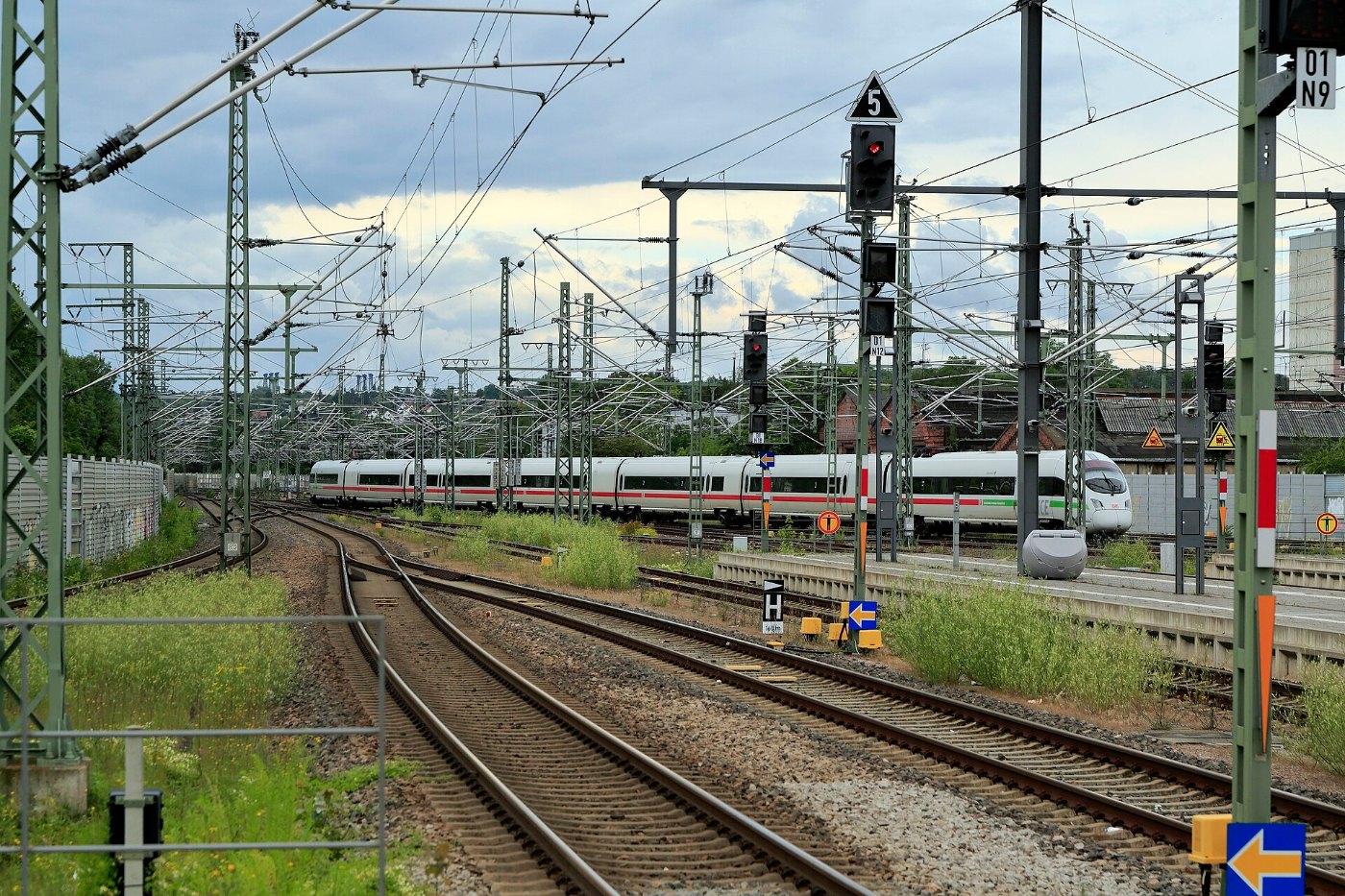 Ein ICE-T am Bahnsteig im Erfurter Hauptbahnhof