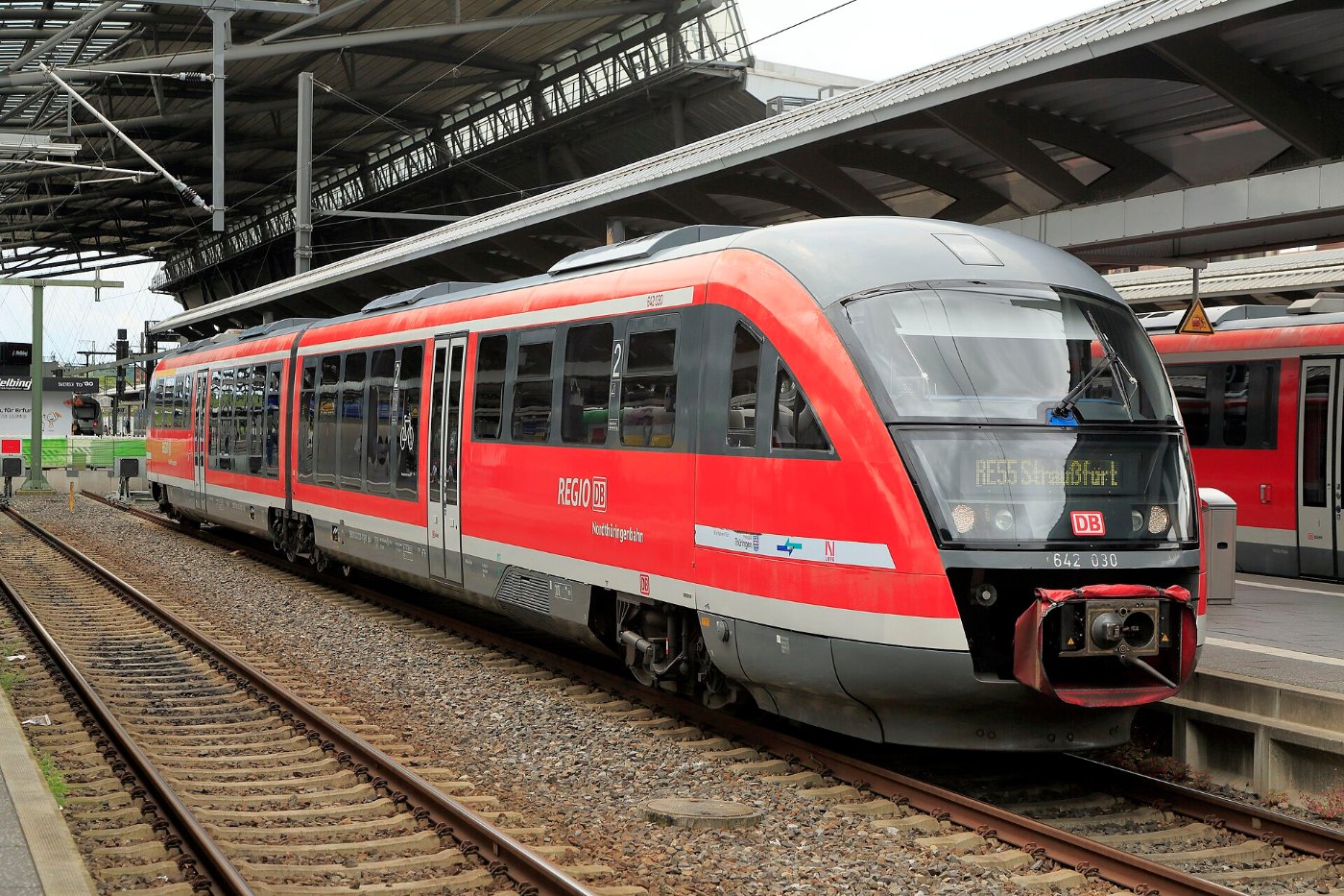 Ein Regionaltriebwagen der Baureihe 642 im Erfurter Hauptbahnhof