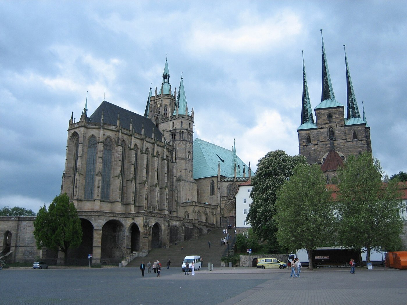 Der Erfurter Dom und die Severikirche über der Stadt