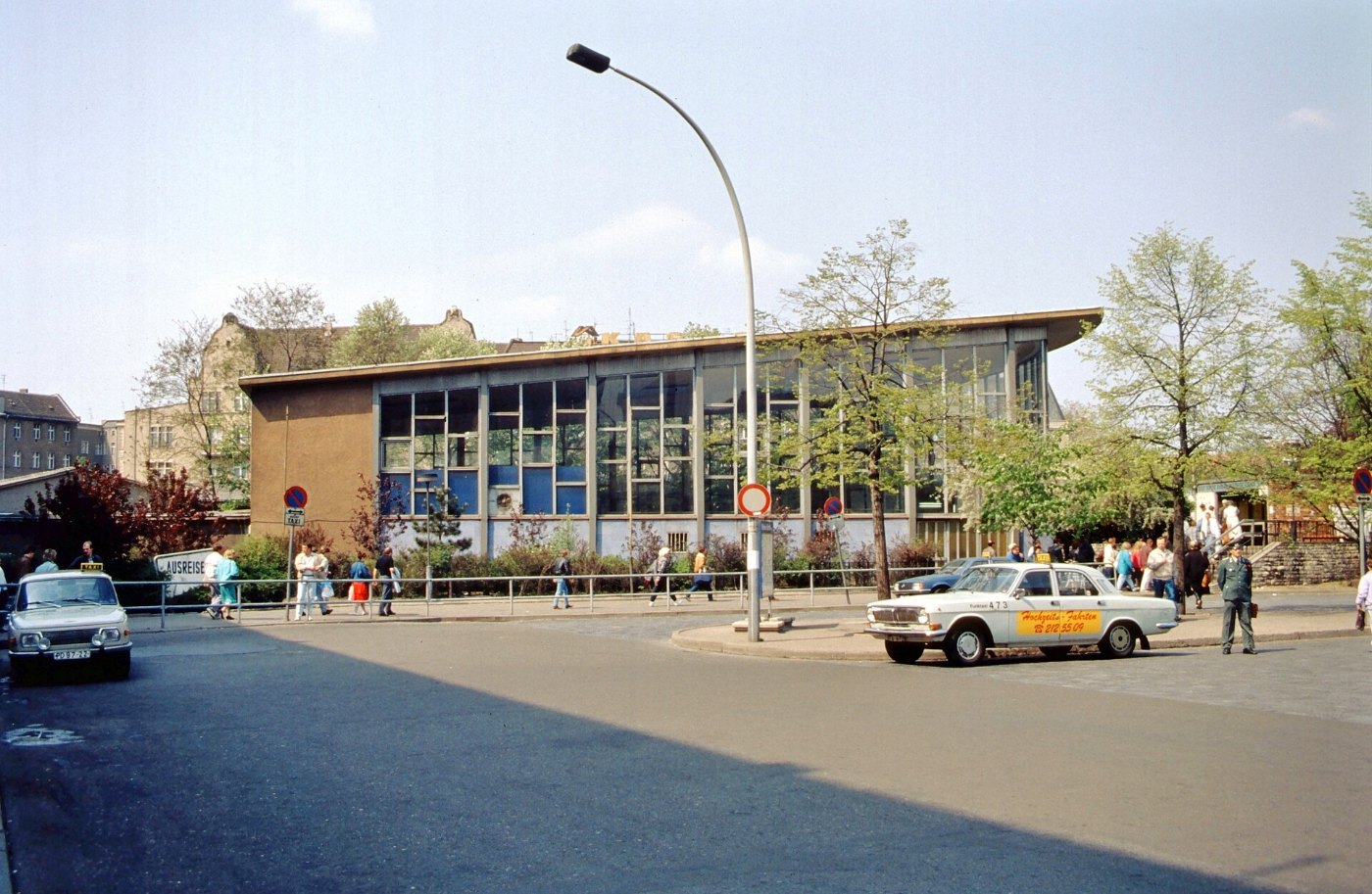 1990 04 21 Berlin Mitte Bahnhof Berlin Friedrichstraße Tränenpalast (Ost