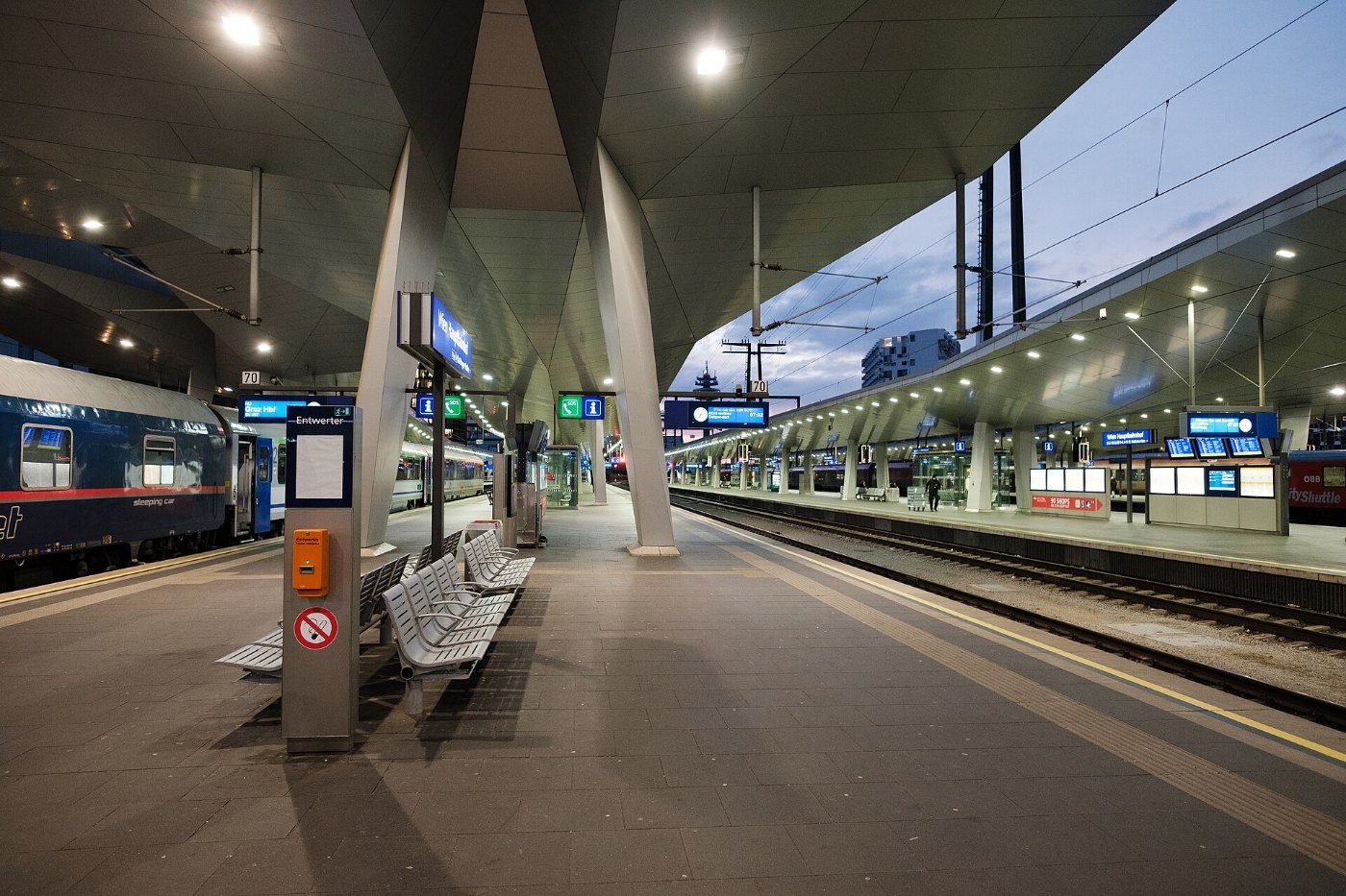 Wien Hauptbahnhof, Arrival in Vienna by NightJet Flickr abbilder