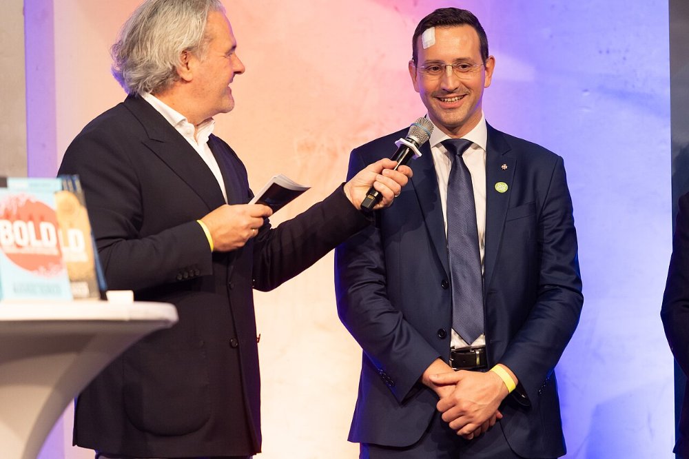 Redner spricht frei vor Publikum bei einer Veranstaltung