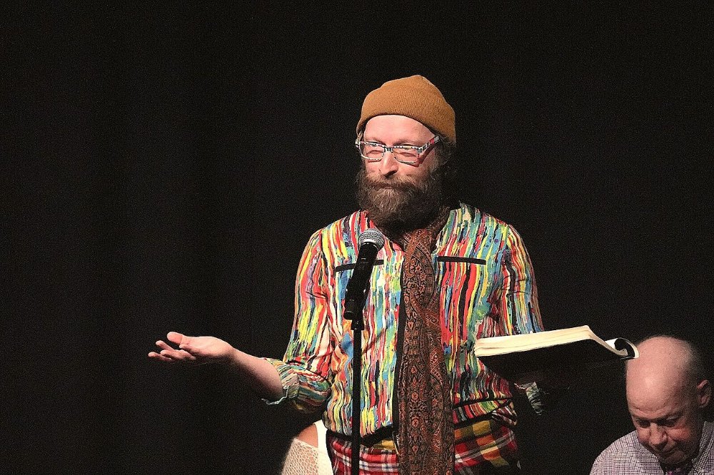 Dichterin traegt ein Gedicht auf einem Poetry-Festival vor