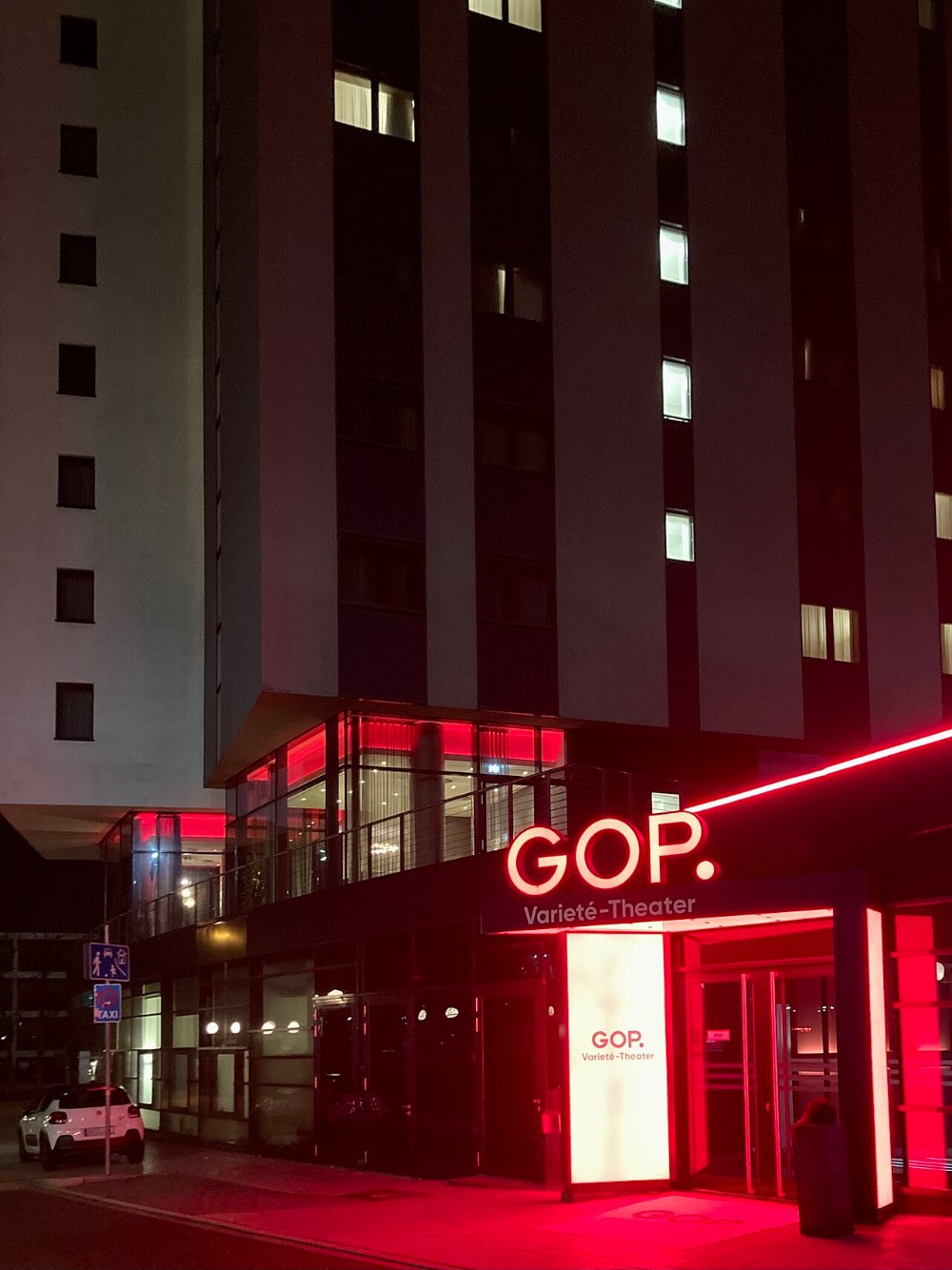 Beleuchtete Fassade eines Varieté-Theaters bei Nacht