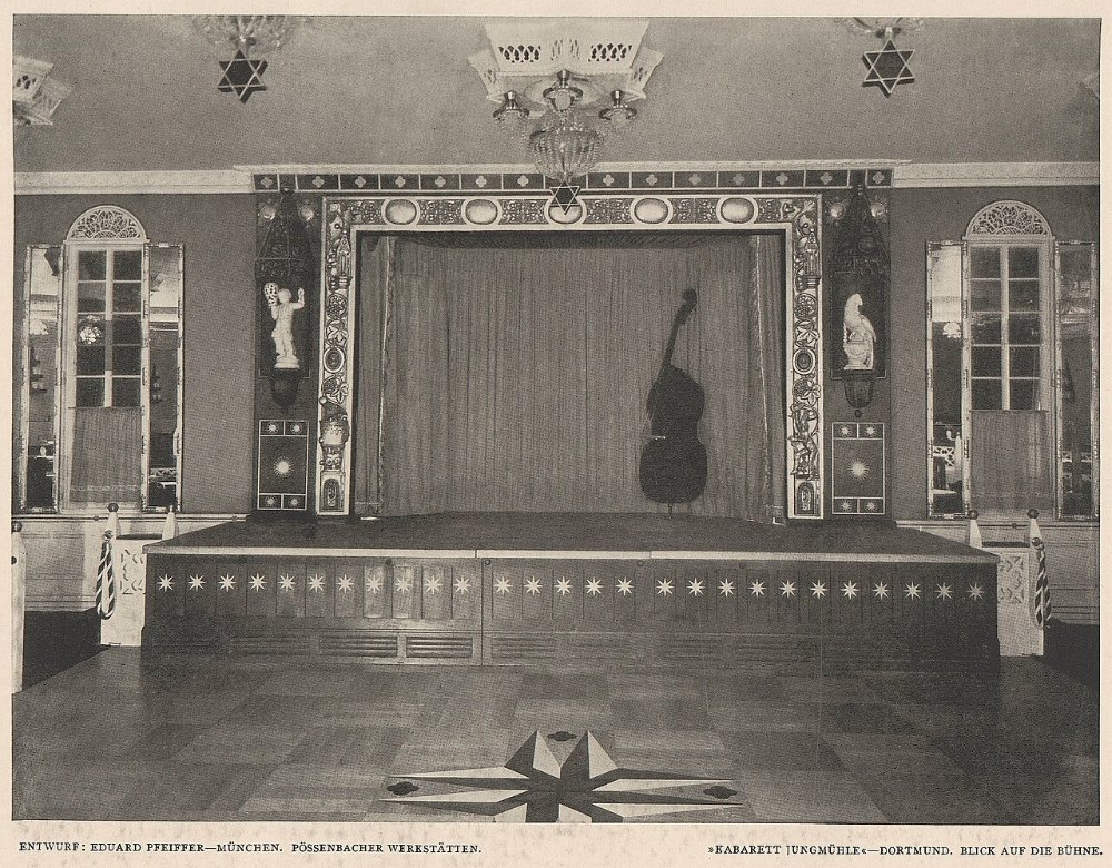 Historische Kabarettbühne mit Vorhang und Kontrabass, Aufnahme von 1913