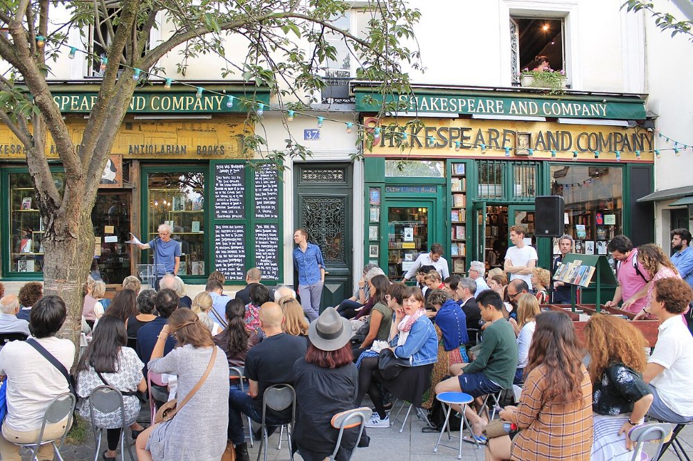 Publikum lauscht einer offenen Lesung vor der Buchhandlung Shakespeare and Company