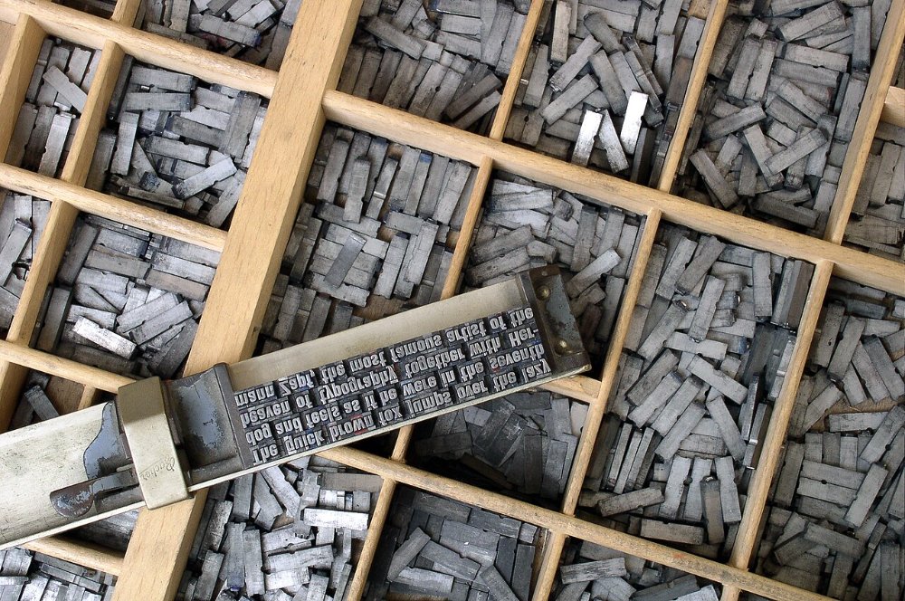 Viele bewegliche Metall-Lettern aus dem Setzkasten als Sinnbild fuers Spielen mit Buchstaben und Woertern