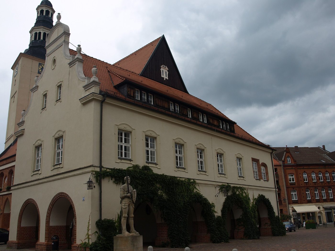 Rathaus von Gardelegen auf dem dreieckigen Marktplatz
