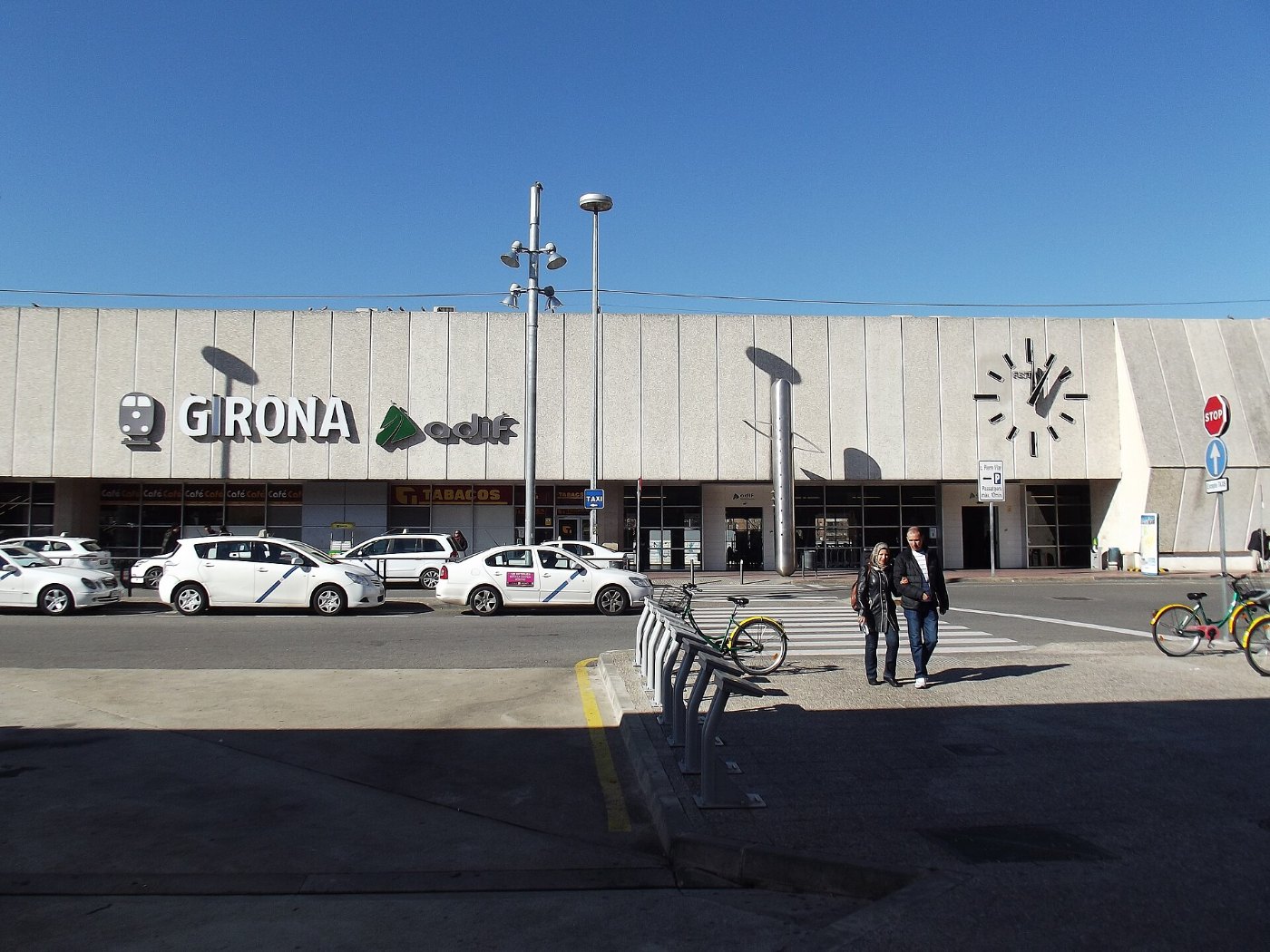 Girona station entrance