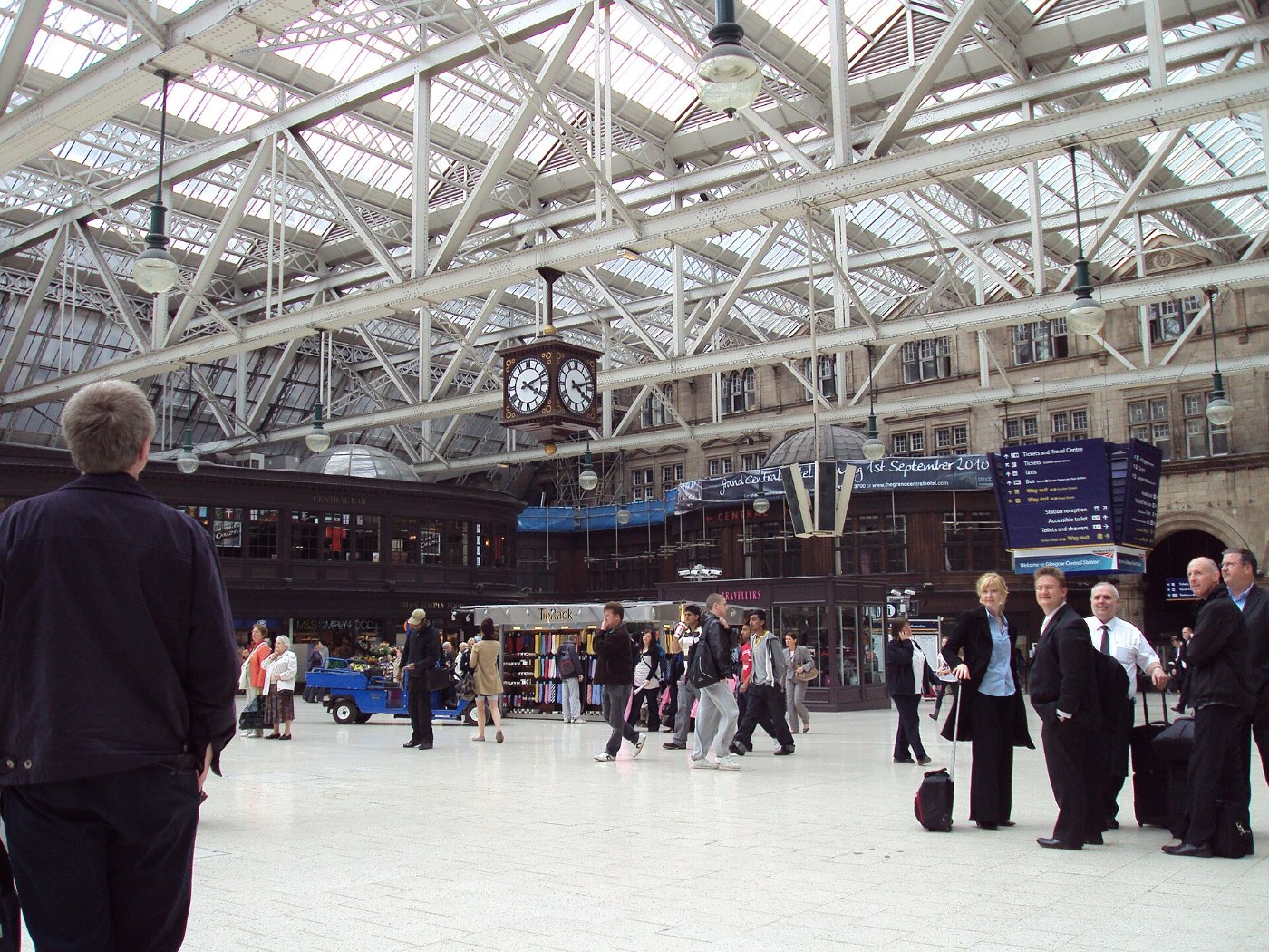 Glasgow Central railway station concourse DSC06292