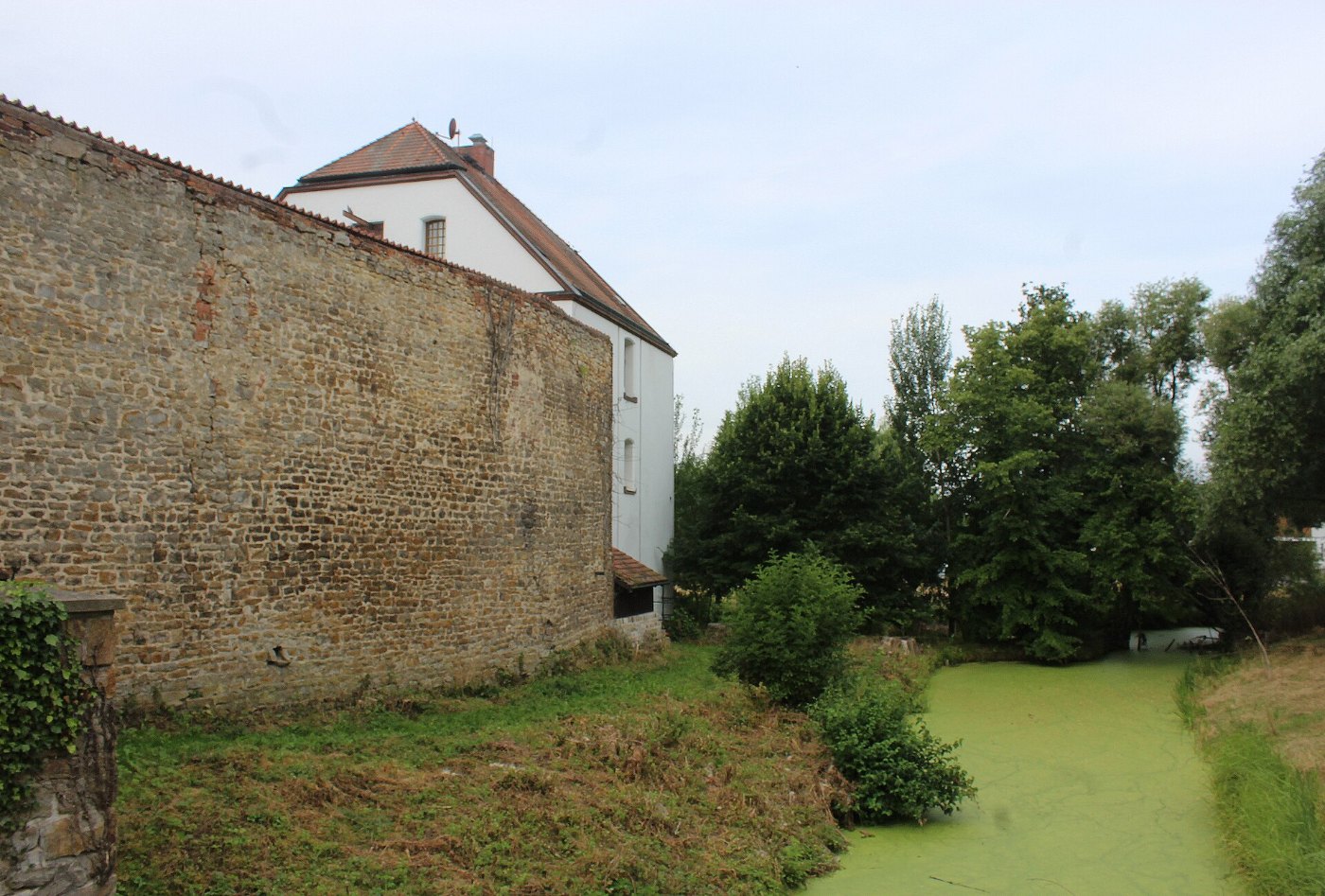 Gommern, die Wasserburg, der Burggraben