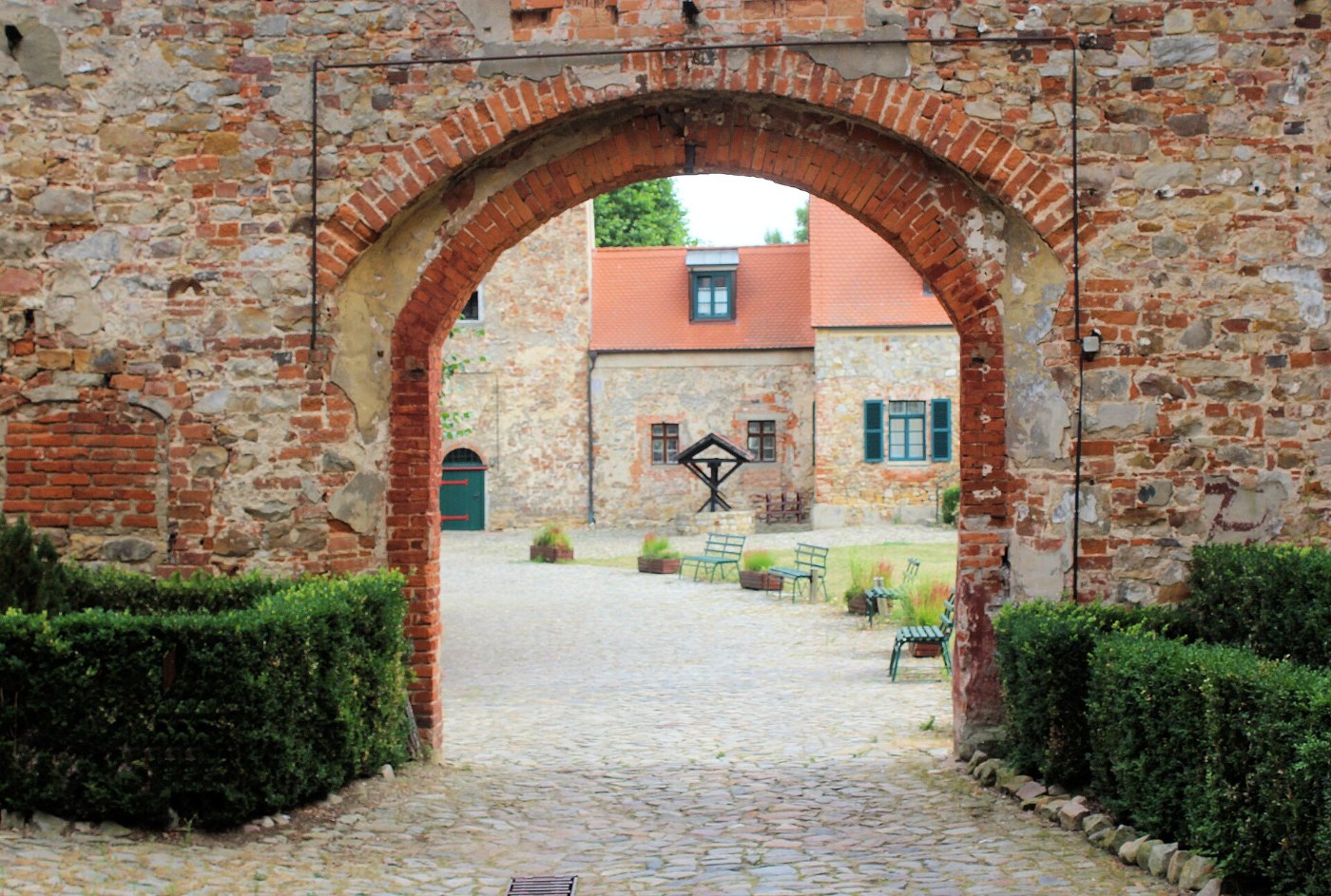 Gommern, die Wasserburg, das innere Burgtor