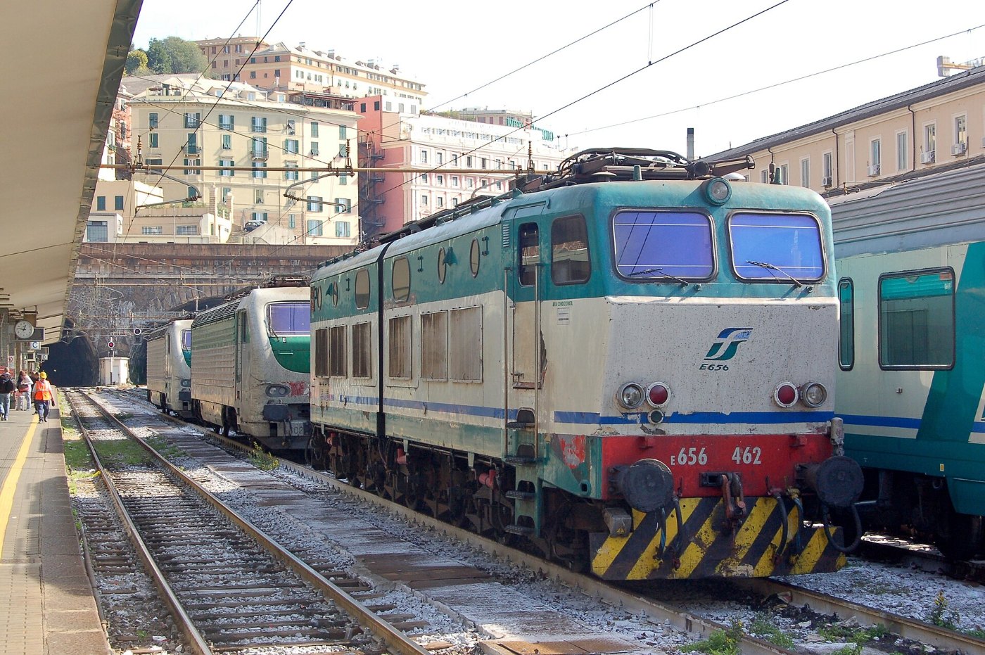 FS Class E656 462 at Genova Piazza Principe, 2009 (01)