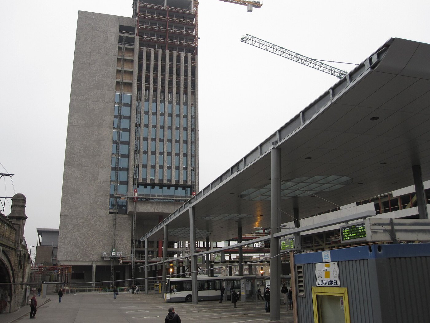 Busstation Gent Sint Pieters in februari 2013