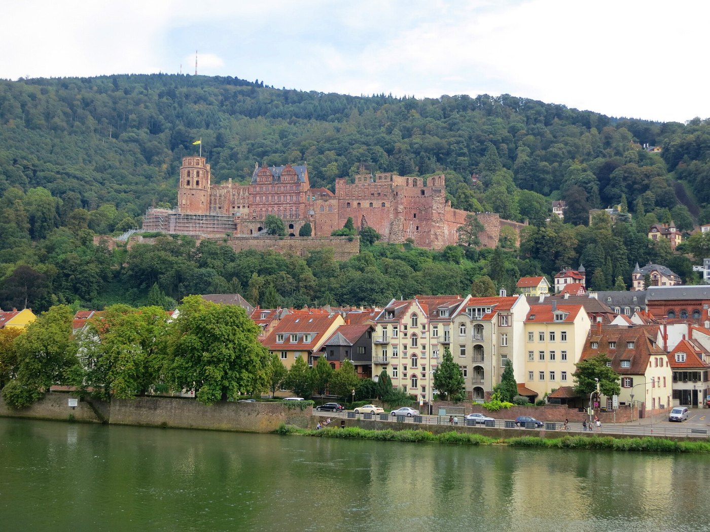 Das Heidelberger Schloss und die Alte Brücke über dem Neckar