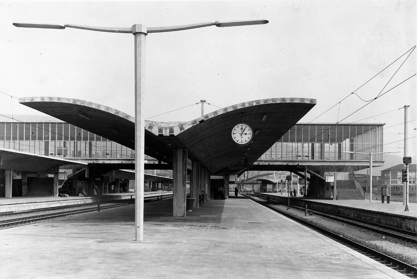 Bahnsteig mit Überdachung im Heidelberger Hauptbahnhof