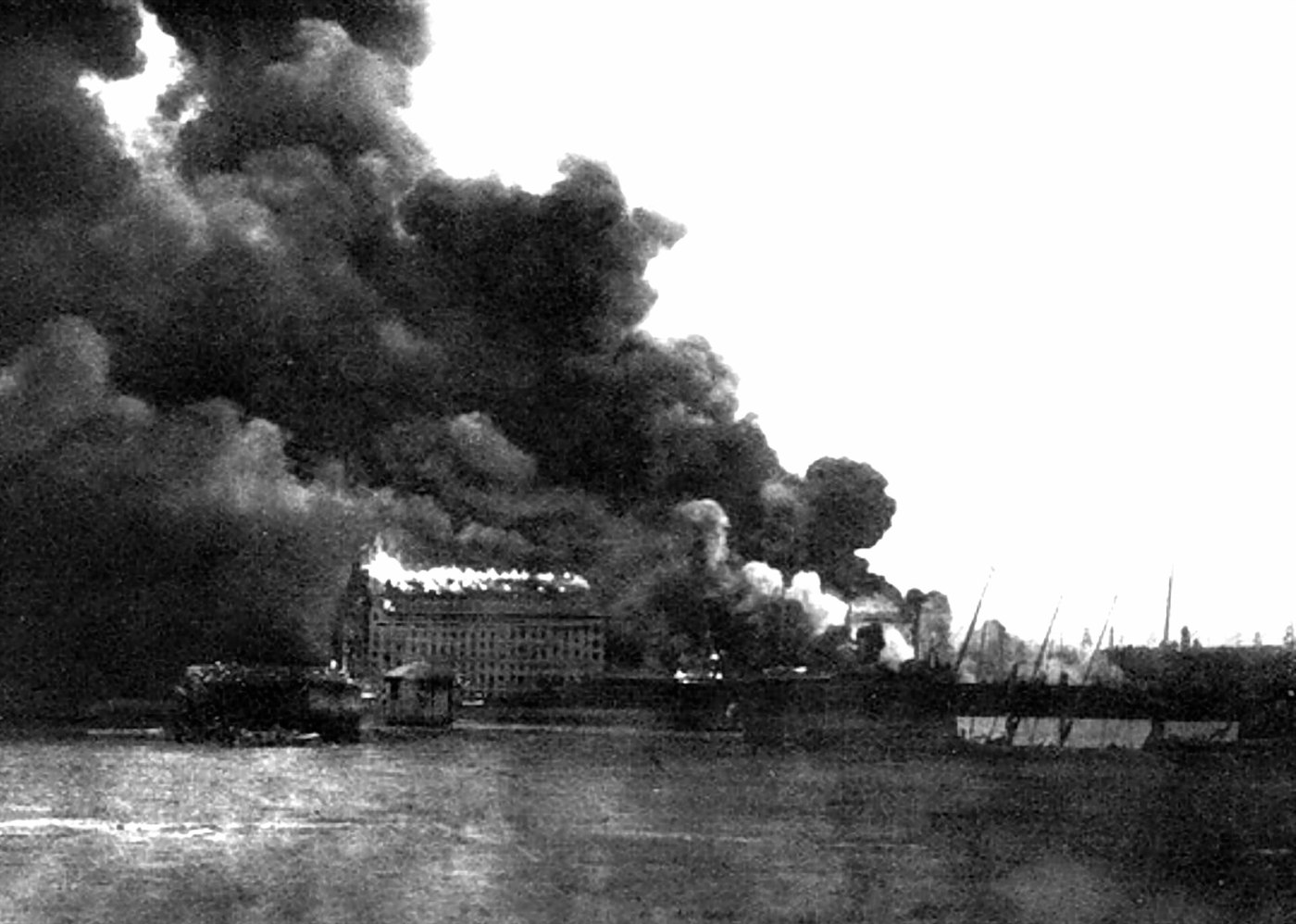 Explosion and mass fire at Haydarpaşa Terminal, 1917