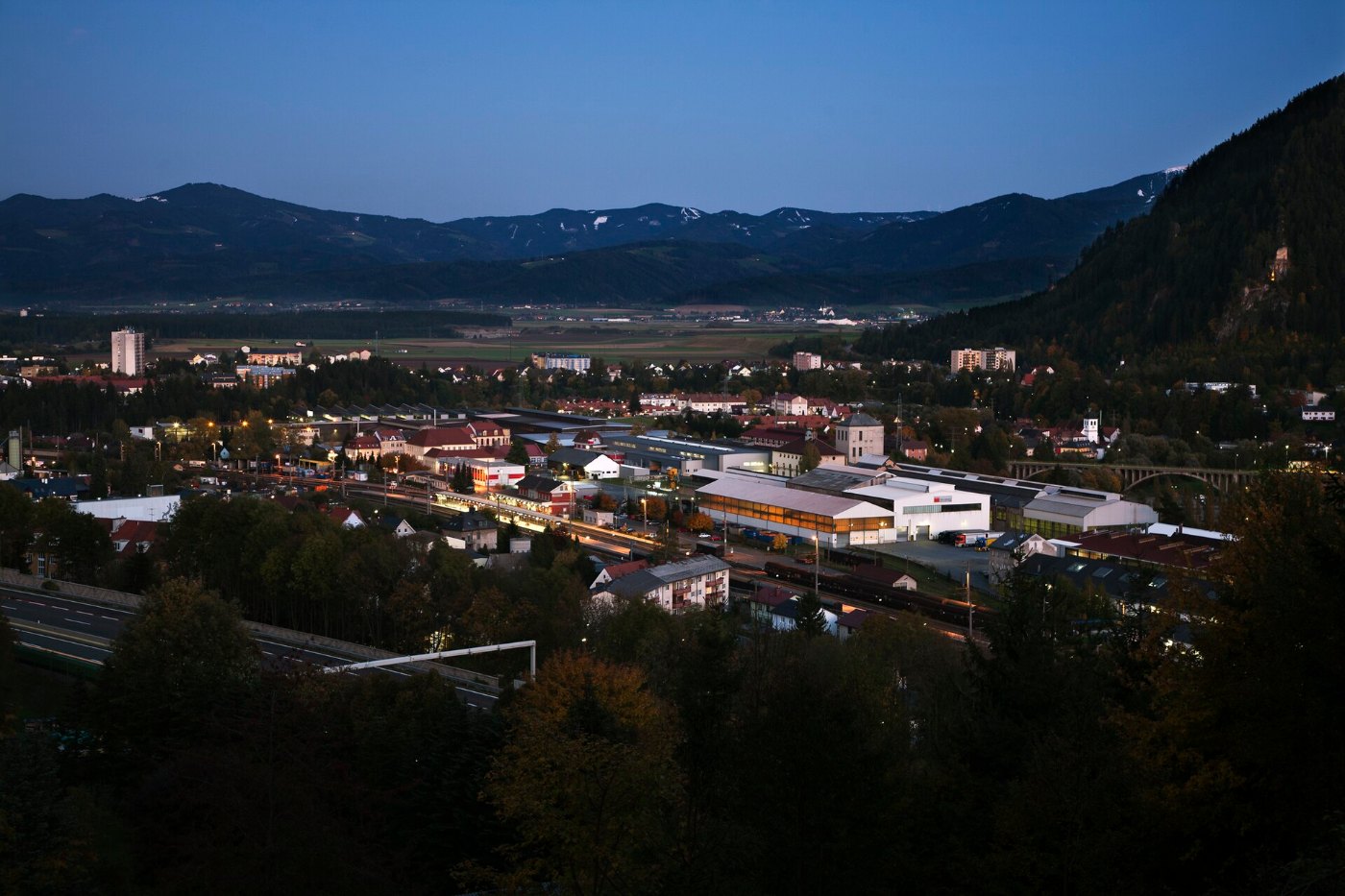 Judenburg Ost mit Bahnhof, Stahlwerk und Murdorf