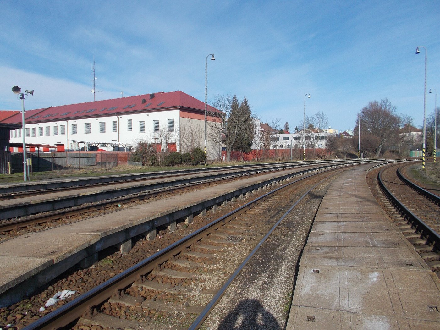 Gleise am Bahnhof Jičín Richtung Turnov