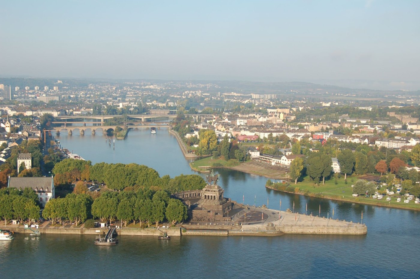Das Deutsche Eck in Koblenz, wo Mosel und Rhein zusammenfließen