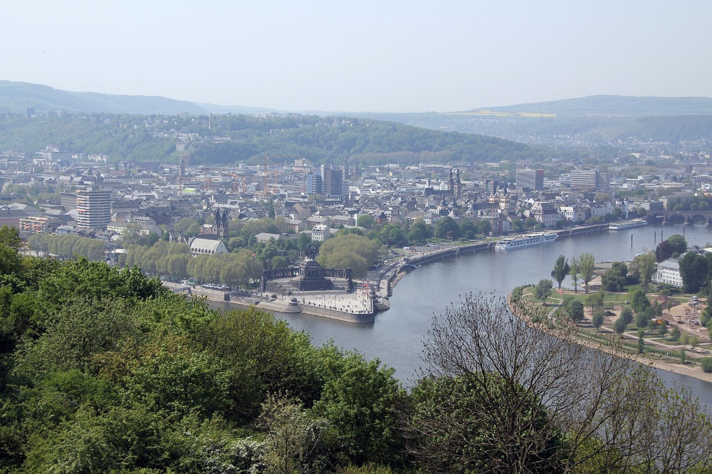 Die Festung Ehrenbreitstein hoch über dem Rhein bei Koblenz