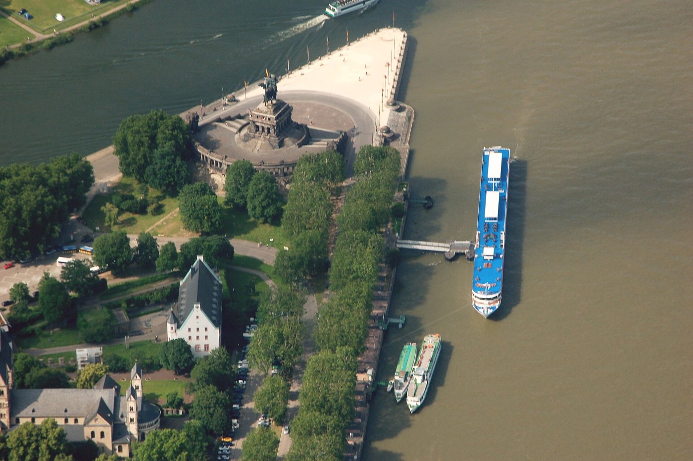 Luftbild vom Deutschen Eck am Zusammenfluss von Mosel und Rhein