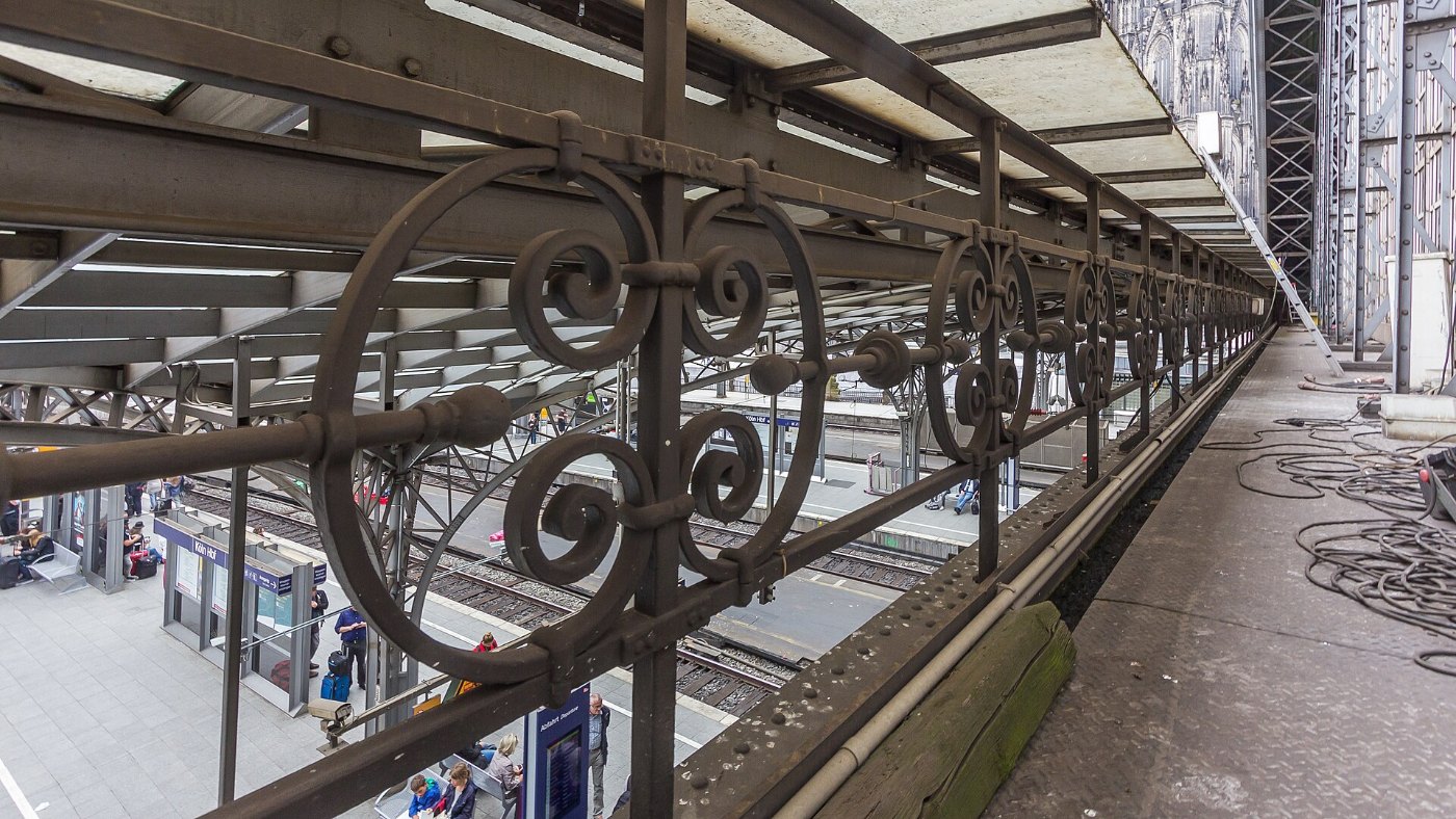 Unter dem Bogendach der Bahnsteighalle in Köln