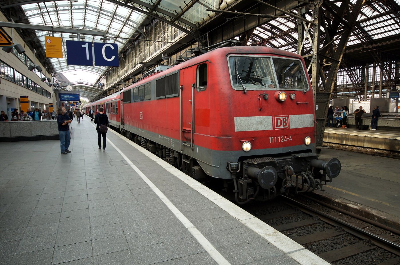 Blick über den Bahnsteig zu Gleis 1 im Kölner Hauptbahnhof