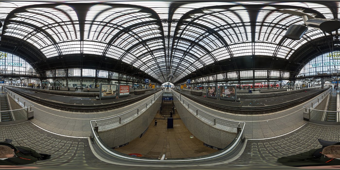 Am Bahnsteig an Gleis 5 und 6 im Kölner Hauptbahnhof
