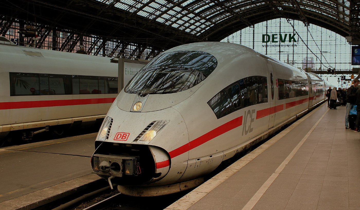 Ein ICE der Deutschen Bahn im Kölner Hauptbahnhof
